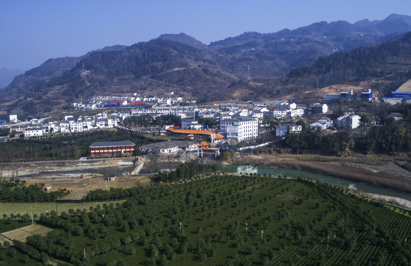1月16日拍摄的平利县城关镇龙头村全景.