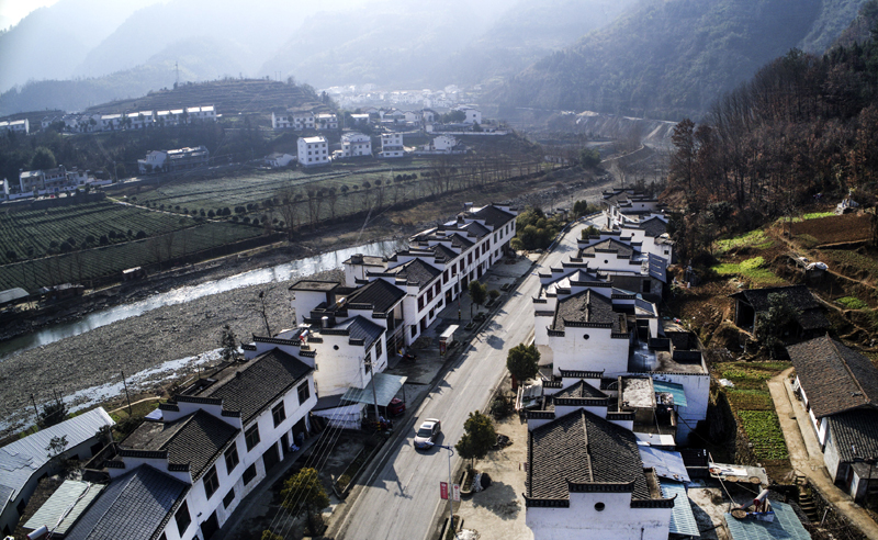 1月16日,汽车行驶在平利县城关镇的公路上.