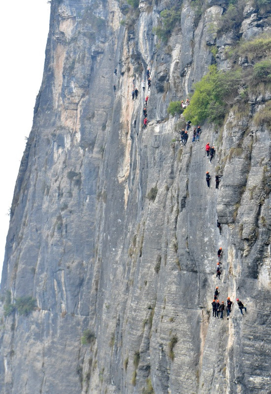 绝壁攀岩 乐享假期-楚雄师范学院学生工作部